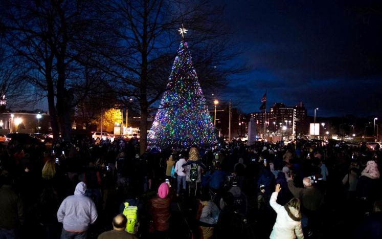 East Haven Chamber/Town 2016 Christmas Tree Lighting Photo Gallery--Courtesy of Jennifer Higham Photography---click here 